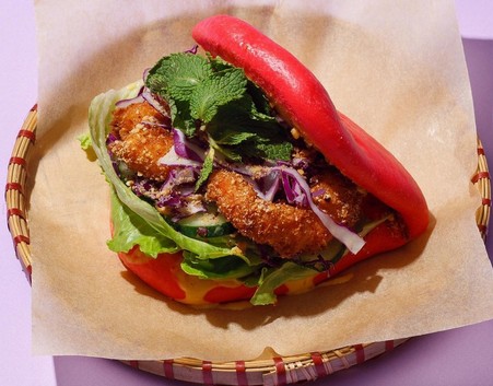 Menu55 - Červená houska bao bun plněná tempurovanými krevetami a koriandrem