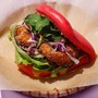 Menu55 - Červená houska bao bun plněná tempurovanými krevetami a koriandrem
