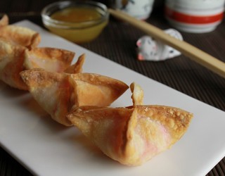 Menu55 - Smažené taštičky 4ks, plněné krabí tyčinkou a Philadelphia sýrem, maracujová omáčka (předkrm)