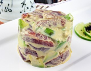 Menu55 - Sake avokádo salát - kousky lososa a avokáda s japonskou majonézou