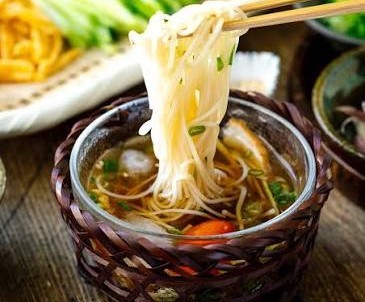 Menu55 - Polévka s japonskou tempurou a pšeničnými nudlemi somen