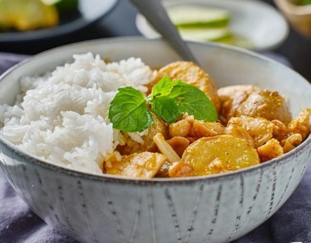 Menu55 - Massaman curry s rybou a mořskými plody, rýže, brambory, zelenina