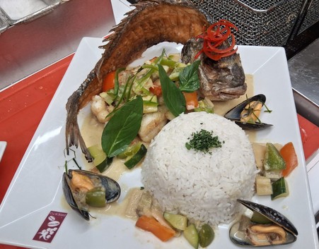 Menu55 - Kousky smažených ryb a mořských plodu s thajskou omáčkou a rýží basmati
