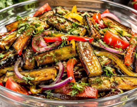 Menu55 - Salat z lilků, pečenych paprik, rajčat a okurek
